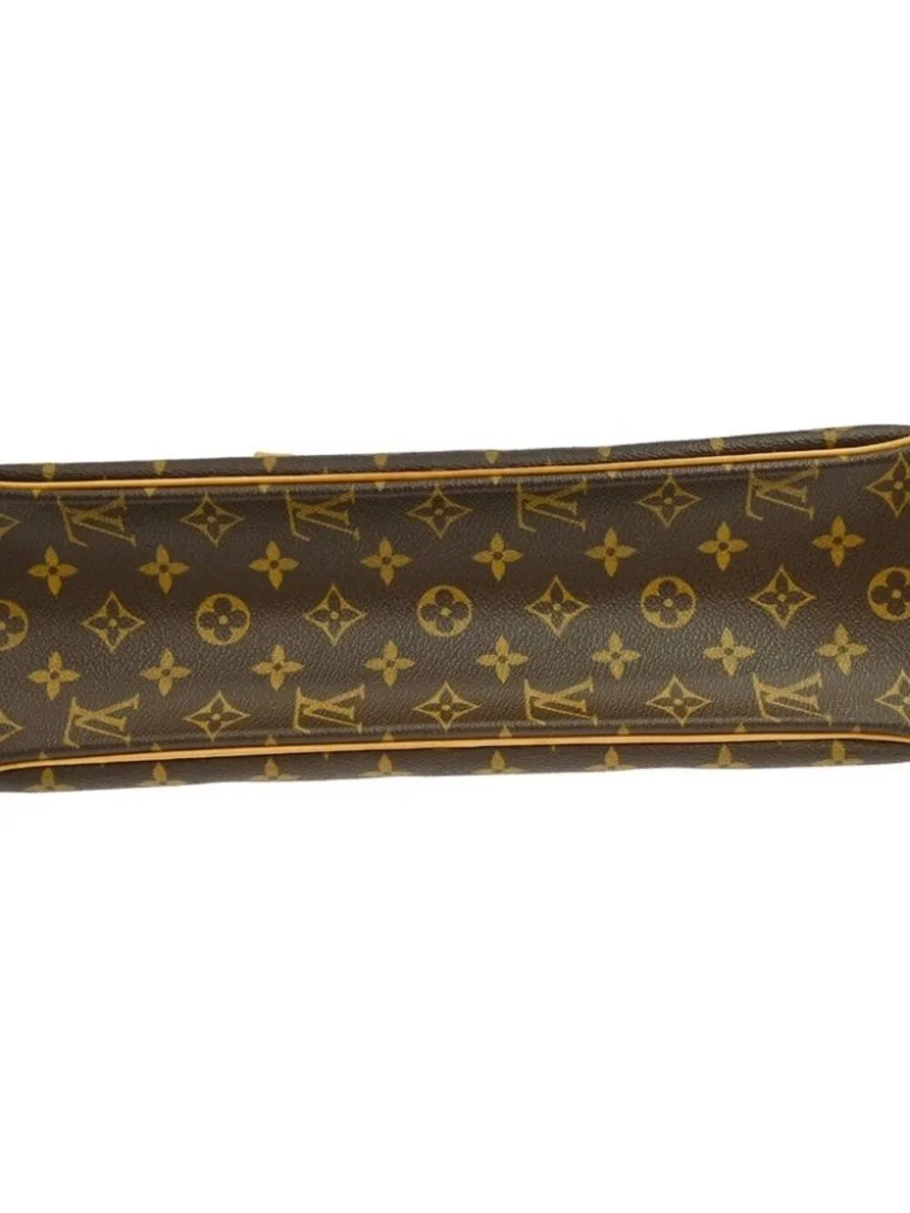 Louis Vuitton outside 	ab